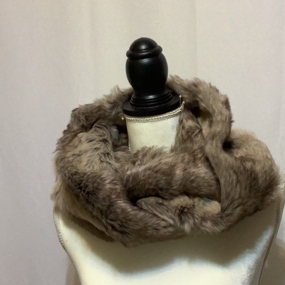 UPCOUNTRY BY DU MONDE BEAUTIFUL FAUX FUR INFINITY SCARF